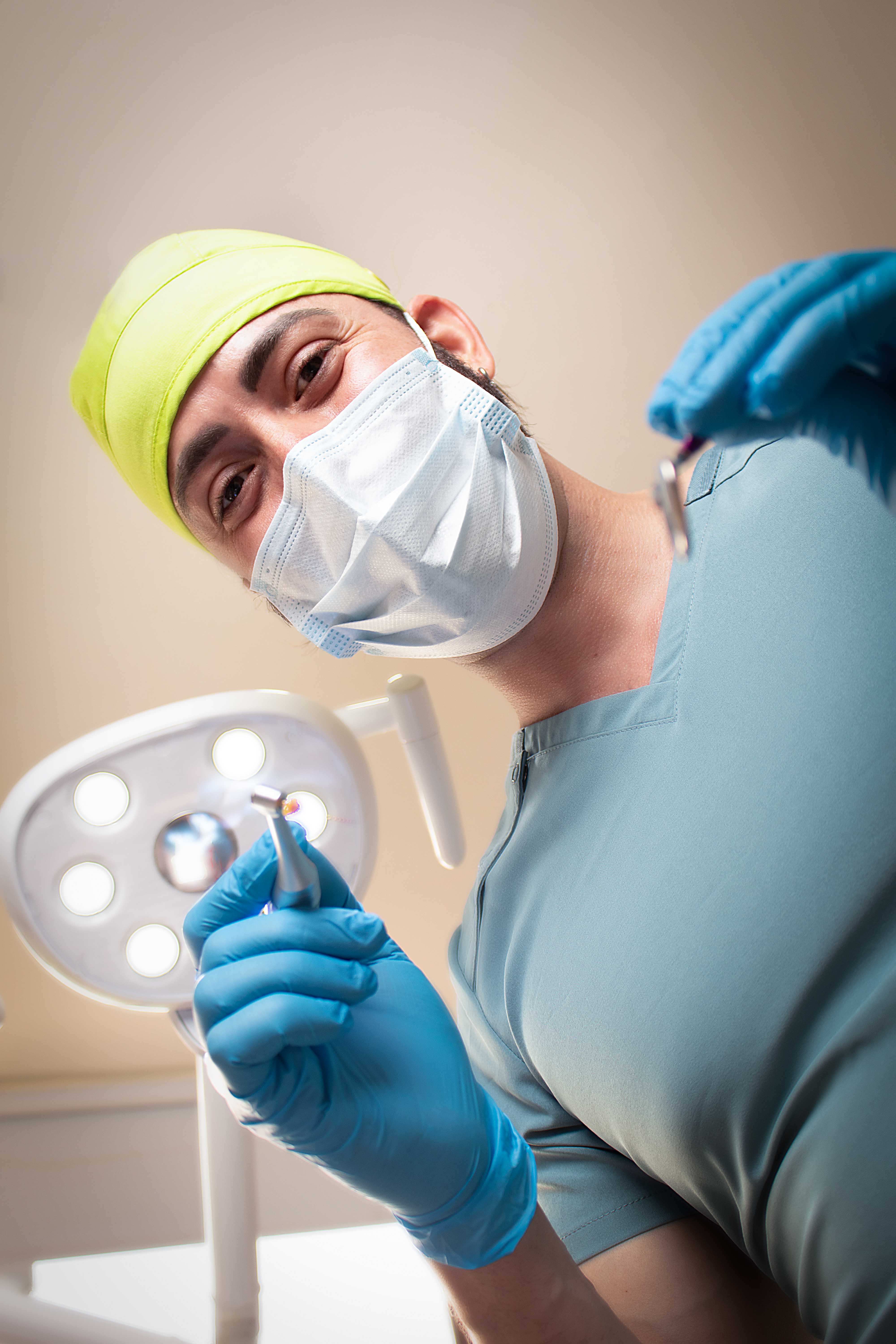 Dr. Arias durante un procedimiento dental